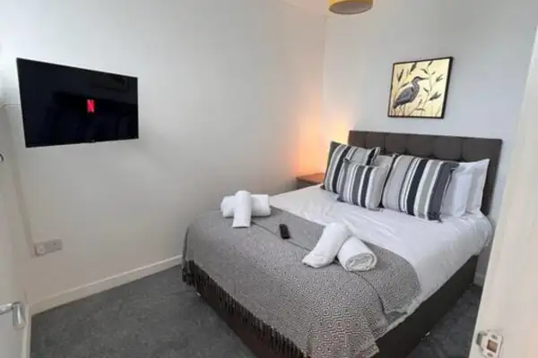 Stay at The Penn! 5 Bedroomed home in Treharris - Image 19