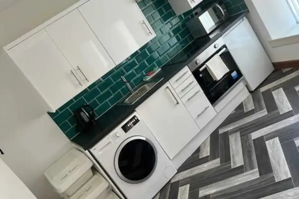 Parking, En-Suite Double Room, Kitchen - Image 4