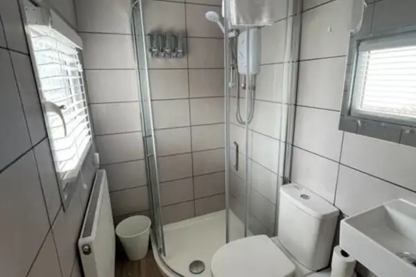 Parking, 2 Bathrooms, Dining space & Garden - Image 5