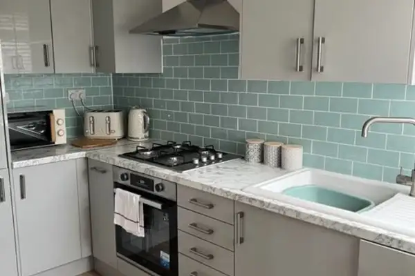 Parking, 2 Bathrooms, Dining space & Garden - Image 3