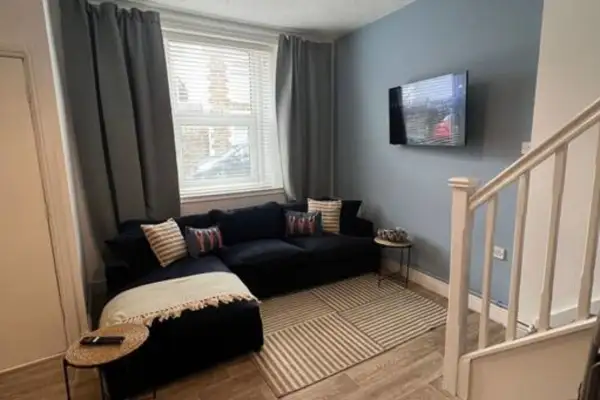 Parking, 2 Bathrooms, Dining space & Garden - Image 11