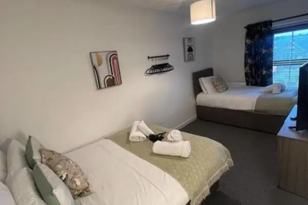 4 Rooms, Private Parking - Image 4