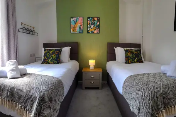 3 Double Rooms, 4 Bedrooms, Parking - Image 20
