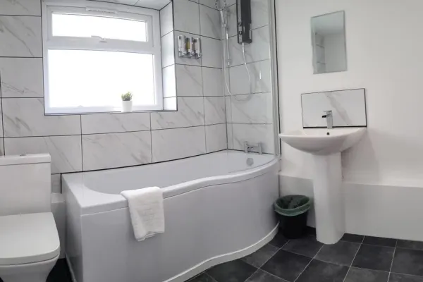 3 Double Rooms, 4 Bedrooms, Parking - Image 15