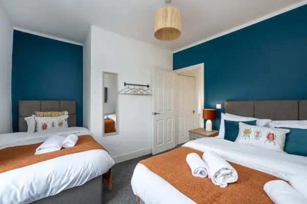 3 Storey House, 2 Bathrooms, Smart Tv's all rooms! - Image 3
