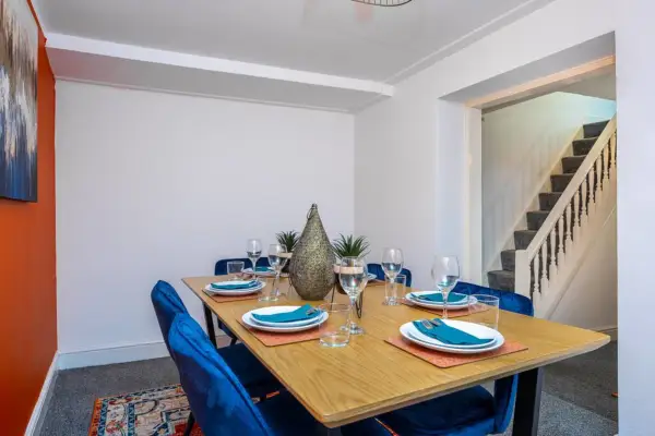 3 Storey House, 2 Bathrooms, Smart Tv's all rooms! - Image 10