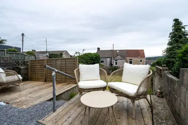 3 Storey House, 2 Bathrooms, Smart Tv's all rooms! - Image 15