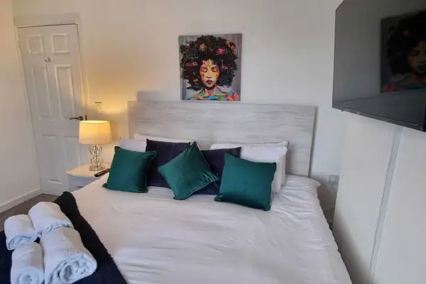 Horeb House TV in every bedroom! - Image 7