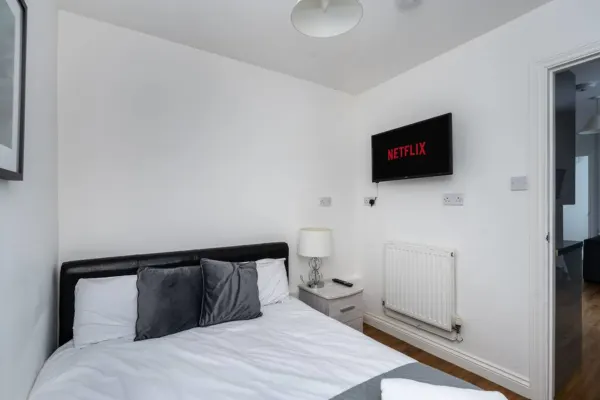 En-suite Apartment, Fully Equipped Kitchen - Image 1