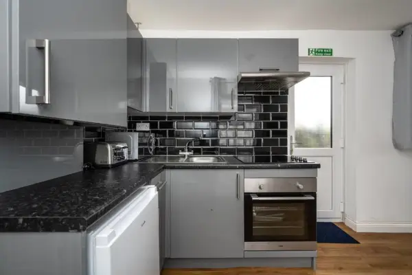 En-suite Apartment, Fully Equipped Kitchen - Image 15