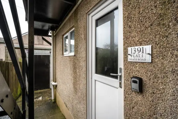En-suite Apartment, Fully Equipped Kitchen - Image 4