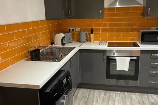 2 Bed Flat, 2 En-Suites, Parking, Sleeps 6 - Image 8
