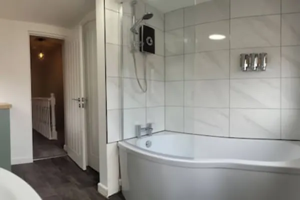 3 Double Beds, 4 Rooms, Sleeps 8 - Image 14