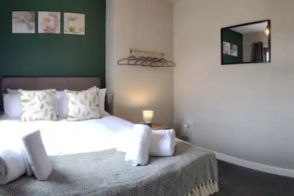 3 Double Beds, 4 Rooms, Sleeps 8 - Image 2