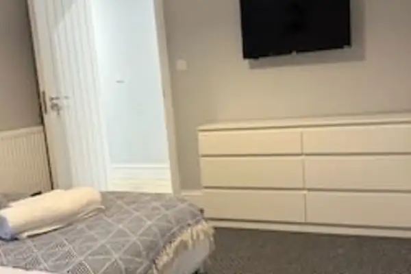 En-Suite Double Room, Microwave & Fridge, Smart TV - Image 1