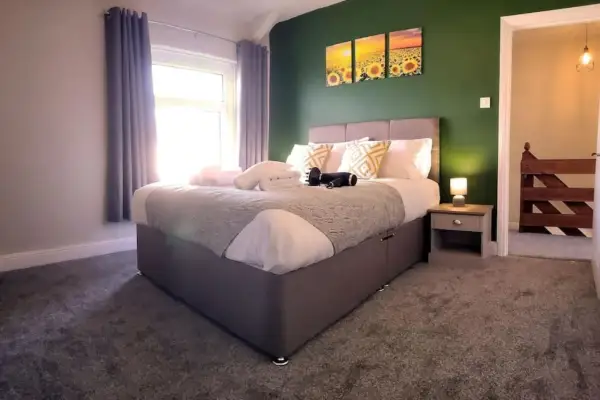 Parking, 4 Bedrooms, Small Courtyard - Image 7