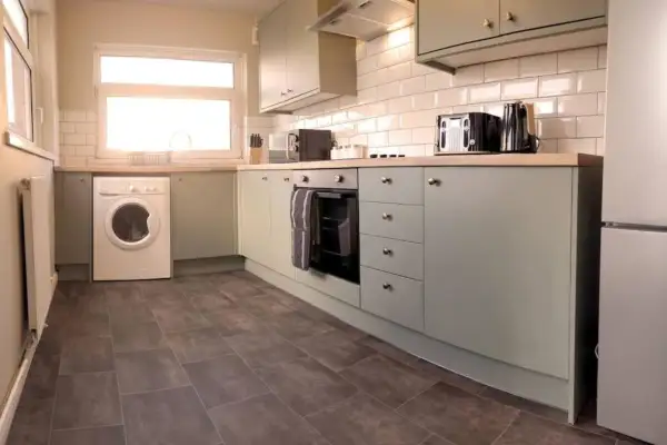 Parking, 4 Bedrooms, Small Courtyard - Image 12