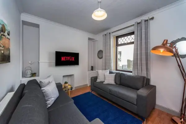 5 Bedrooms, Off Road Parking, Courtyard - Image 7