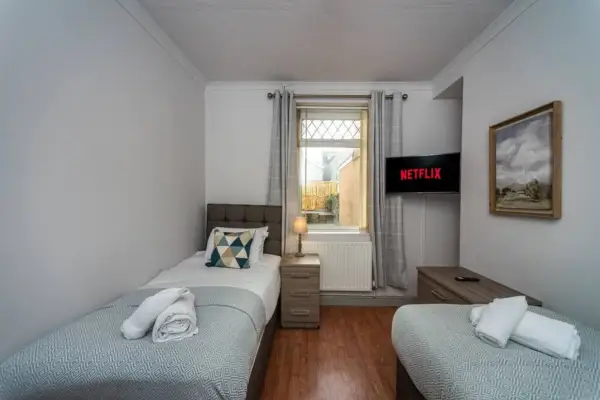 5 Bedrooms, Off Road Parking, Courtyard - Image 1