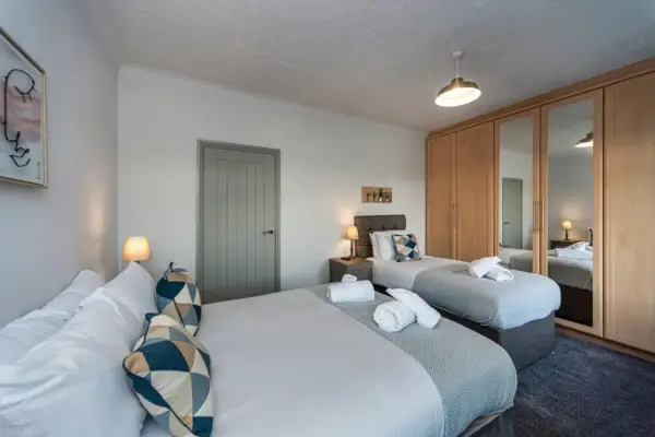 5 Bedrooms, Off Road Parking, Courtyard - Image 3