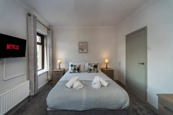 5 Bedrooms, Off Road Parking, Courtyard - Image 14
