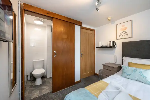 En-Suite Single Room, Microwave & Fridge, Parking - Image 10