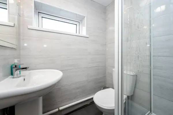 En-Suite Single Room, Microwave & Fridge, Parking - Image 4