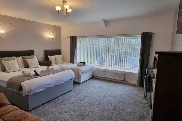 En-Suite Triple Room, Microwave & Fridge, Parking - Image 14