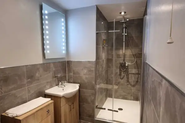 En-Suite Triple Room, Microwave & Fridge, Parking - Image 10