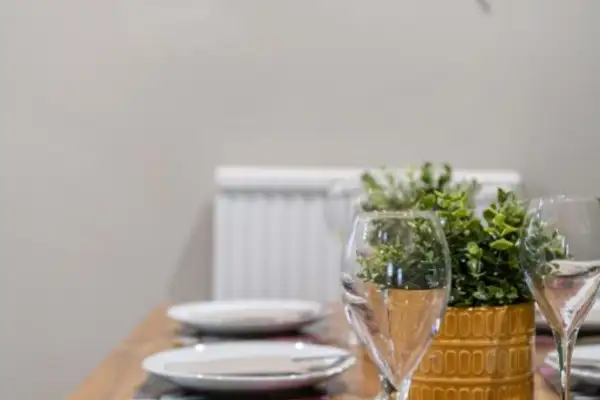 4 Bedrooms Sizeable for Contractors / Families - Image 1