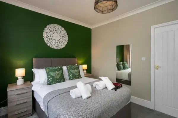 4 Bedrooms Sizeable for Contractors / Families - Image 19