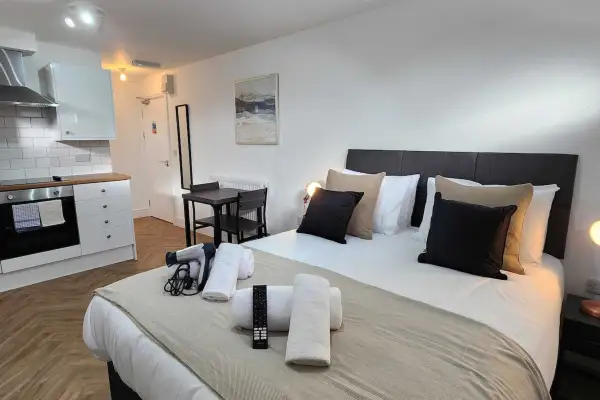 Parking, En-Suite Double Room, Kitchen - Image 9