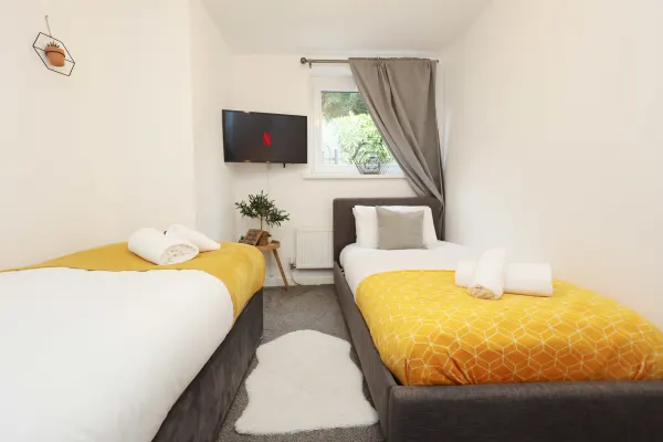 City / Sleeps 5 / TV Every Room - Image 17