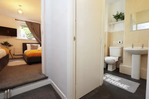 City / Sleeps 5 / TV Every Room - Image 21