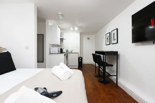 Parking, En-Suite King Room, Kitchen - Image 18