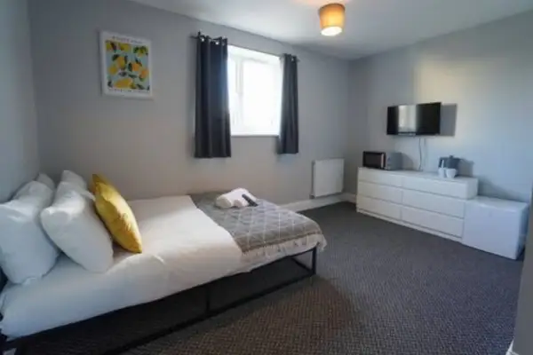 En-Suite Double Room, Microwave & Fridge, Smart TV - Image 8