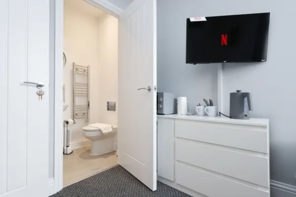En-Suite Double Room, Microwave & Fridge, Smart TV - Image 7