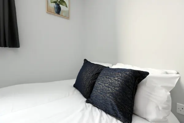 En-Suite Double Room, Microwave & Fridge, Smart TV - Image 1