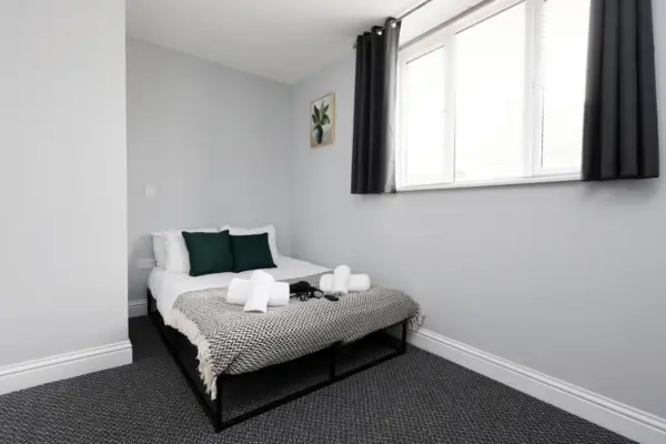 En-Suite Double Room, Microwave & Fridge, Smart TV - Image 8