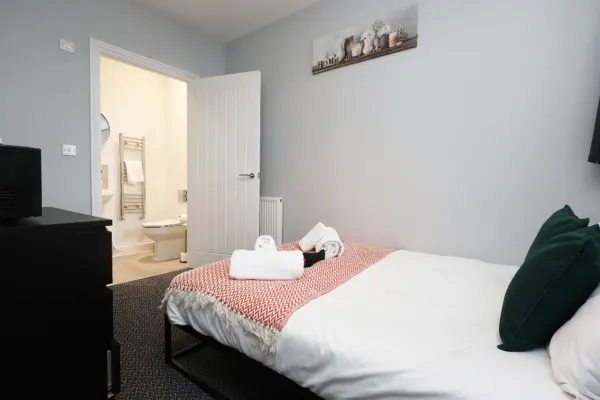 En-Suite Double Room, Microwave & Fridge, Smart TV - Image 1