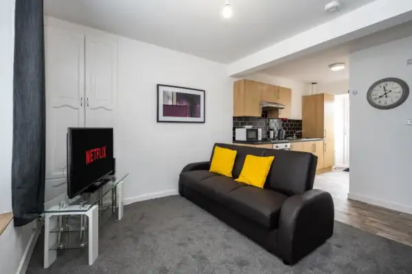 1391 Neath Road - Flat 3 - Image 9