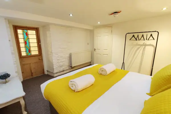 Double room, Kitchen, Livingroom & Private Parking - Image 17