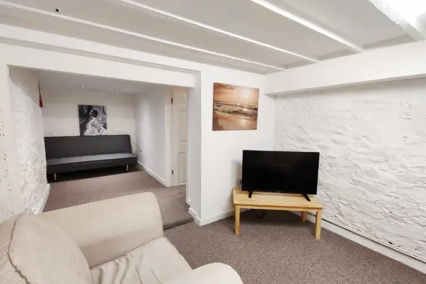 Double room, Kitchen, Livingroom & Private Parking - Image 11