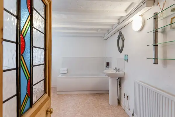 Double room, Kitchen, Livingroom & Private Parking - Image 16