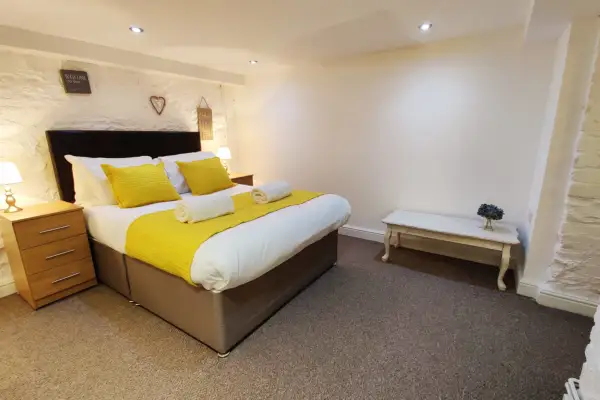 Double room, Kitchen, Livingroom & Private Parking - Image 12
