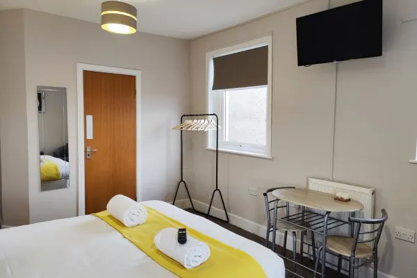 Double Room, Kitchen, Parking - Image 3