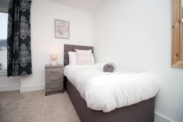 4-Bed Contractor House • Street Parking - Image 19