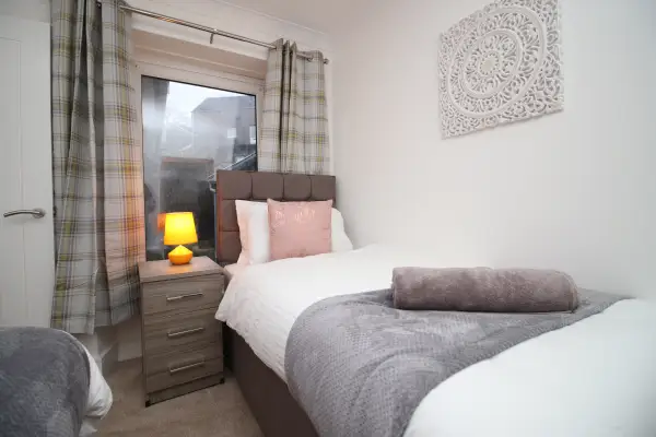 4-Bed Contractor House • Street Parking - Image 13