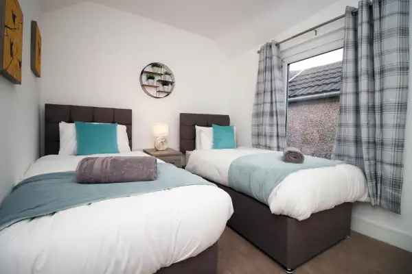 4-Bed Contractor House • Street Parking - Image 15