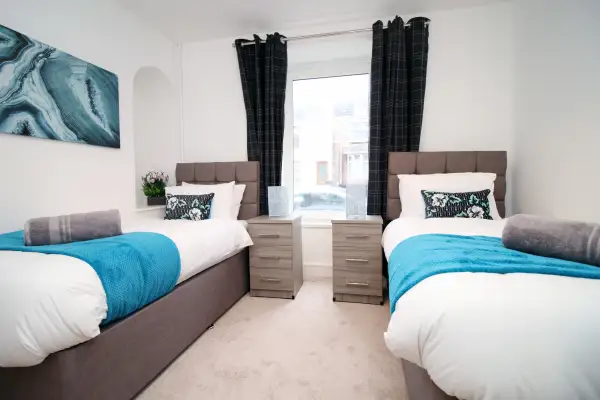 4-Bed Contractor House • Street Parking - Image 31